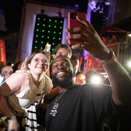 Tayc sur la scène du Tour Vibration 2023