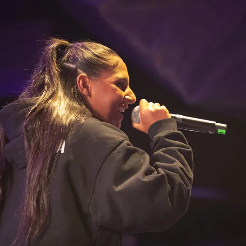 Lynda sur la scène du Tour Vibration 2023