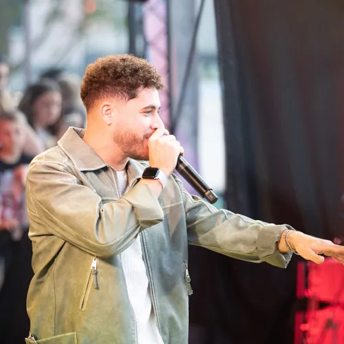 Yaniss sur la scène du Tour Vibration 2023