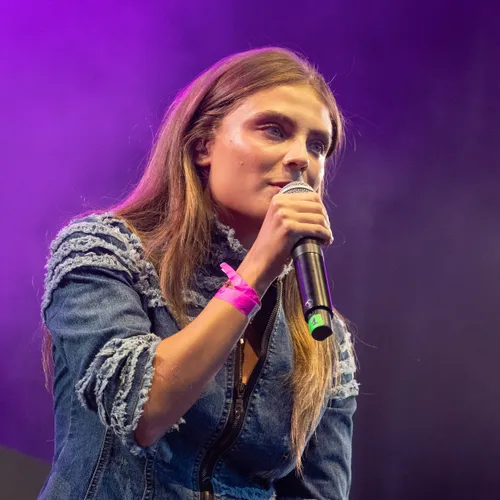 Maëlle sur la scène du Tour Vibration 2023