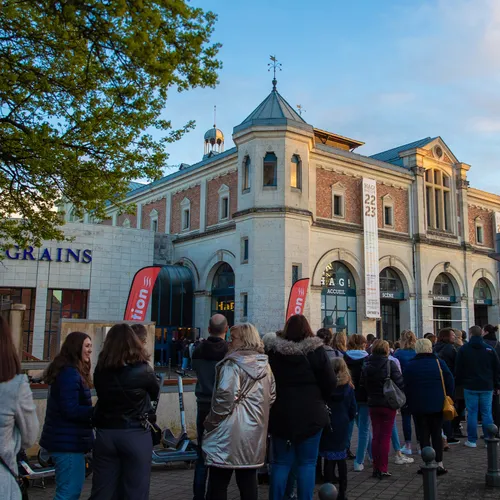 Le public arrive à la Halle aux Grains de Blois