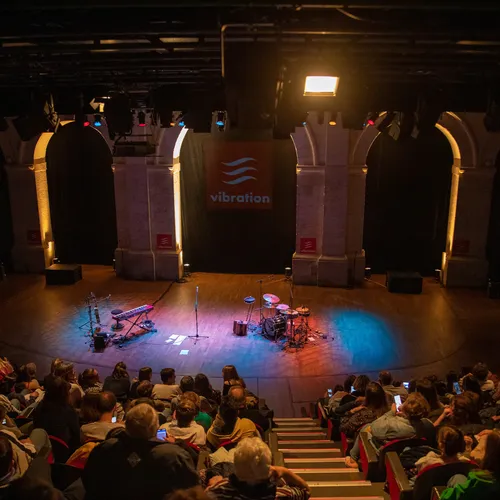 Le public de la Halle aux Grains de Blois attend Claudio Capéo