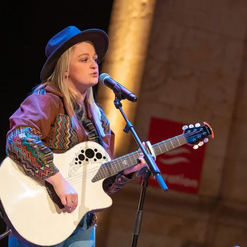 Eloïz ouvre la soirée à la Halle aux Grains de Blois