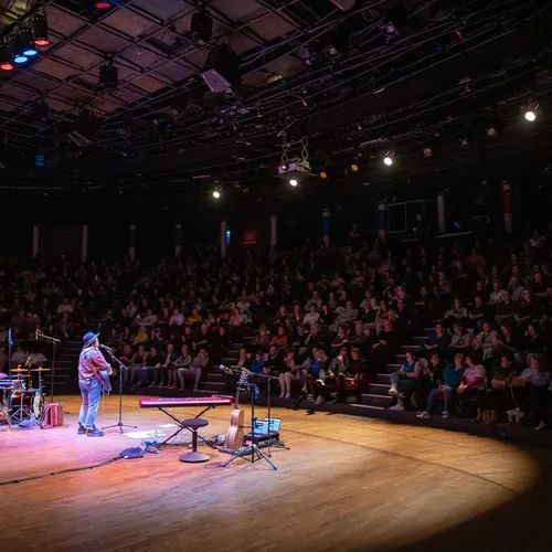 Eloïz ouvre la soirée à la Halle aux Grains de Blois