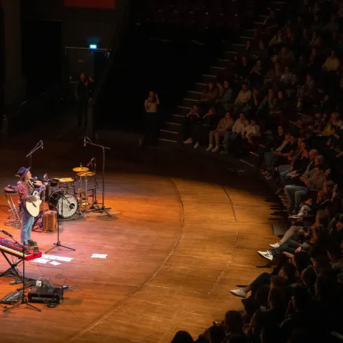 Eloïz ouvre la soirée à la Halle aux Grains de Blois