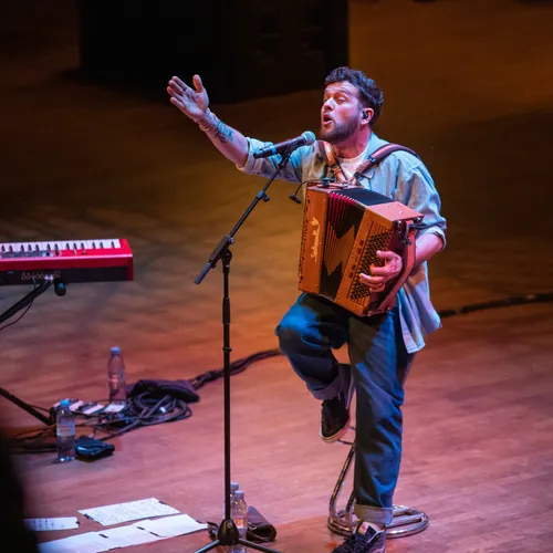 Claudio Capéo en showcase Vibration à la Halle aux Grains de Blois