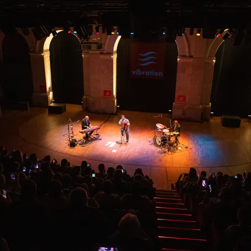 Claudio Capéo en showcase Vibration à la Halle aux Grains de Blois