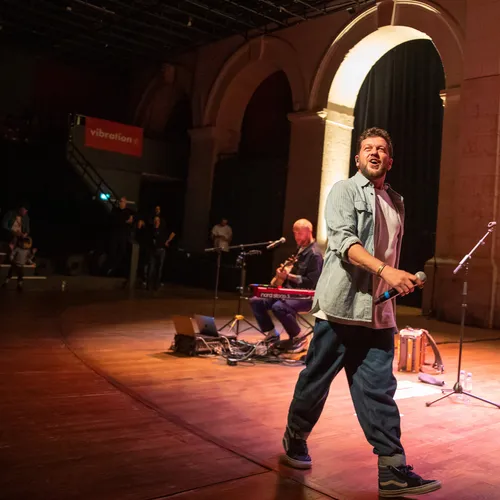Claudio Capéo en showcase Vibration à la Halle aux Grains de Blois