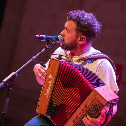 Claudio Capéo en showcase Vibration à la Halle aux Grains de Blois