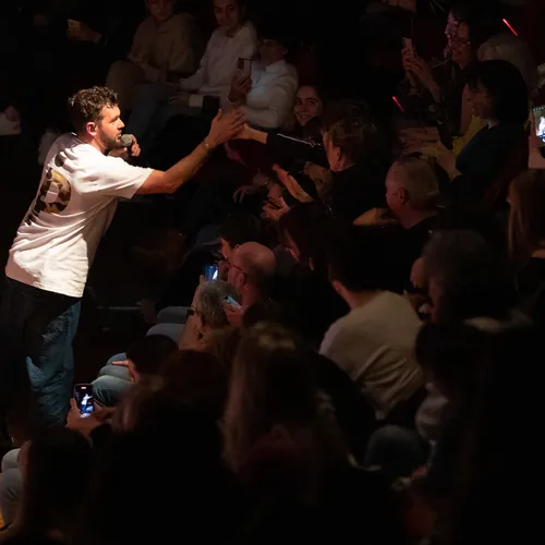 Claudio Capéo en showcase Vibration à la Halle aux Grains de Blois