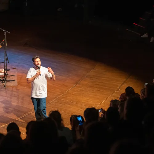 Claudio Capéo en showcase Vibration à la Halle aux Grains de Blois