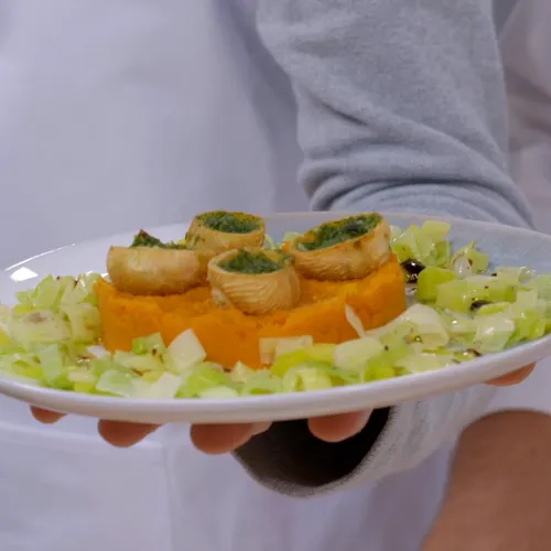 Escargots au beurre d'ail, écrasé de patate douce, étuvée de poireaux