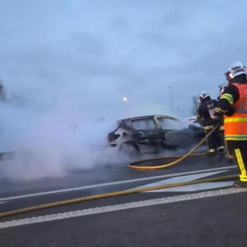 A16 : une voiture complètement calcinée entre Calais et Dunkerque