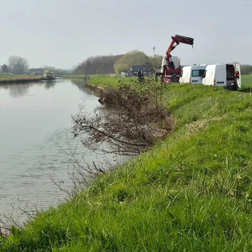 Découverte d'ossements dans une voiture immergée dans le canal...