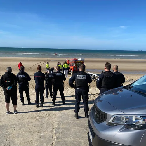 Loon-Plage : les policiers forment une chaîne humaine pour sauver...