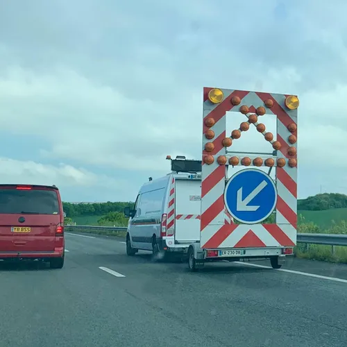 Une Ford Mustang rouge, bien connue dans l'Audomarois, se retourne...