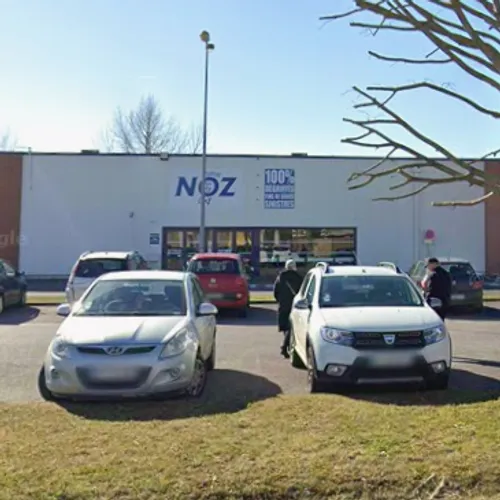 Pourquoi le magasin Noz à Hazebrouck donne-t-il ses sapins invendus ?