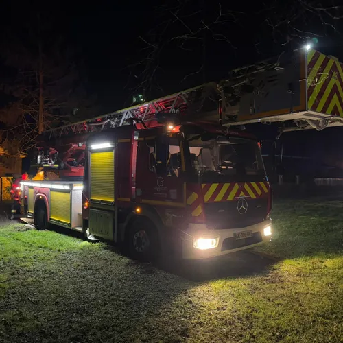 Calais : un feu se propage, une dizaine de riverains évacués