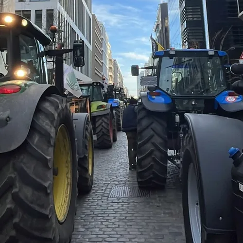 Les agriculteurs manifestent devant le domicile d'Emmanuel Macron,...