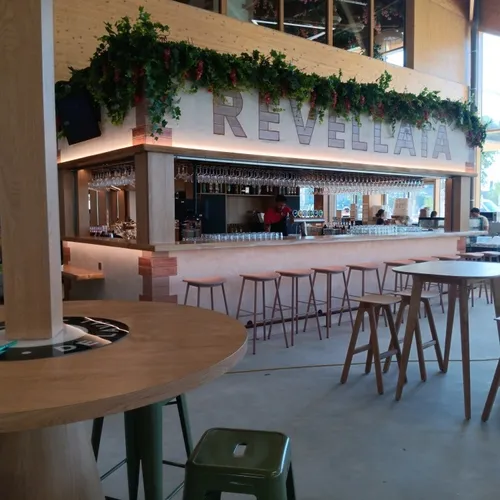 1 Le Revellatta, restaurant italo-corse, a aussi un bar au rez-de-chaussée.