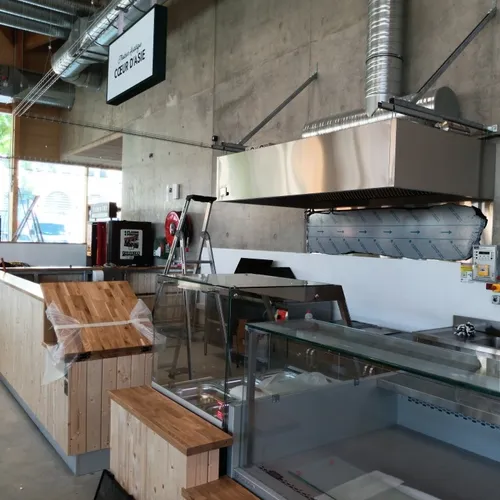 3 Le traiteur asiatique Coeur d'Asie installe ses machines, avant de préparer ce gros week-end.