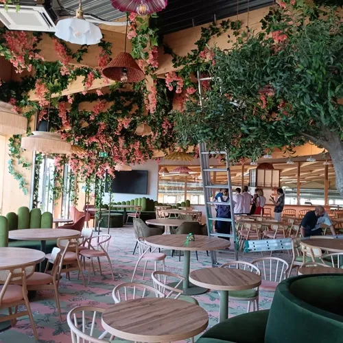 6 Au premier étage, fini les citrons, place aux fleurs roses au plafond, au restaurant Revellatta.