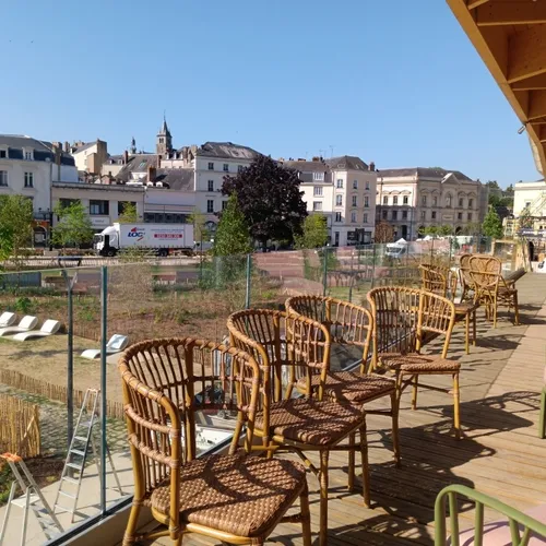 8 La terrasse panoramique offre une belle vue sur le centre-ville lavallois.
