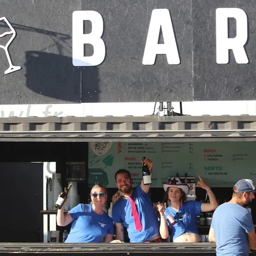 Les bénévoles du bar, toujours prêts à servir les festivaliers !