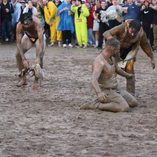 La pluie et la boue ont aussi fait le bonheur de certains festivaliers.