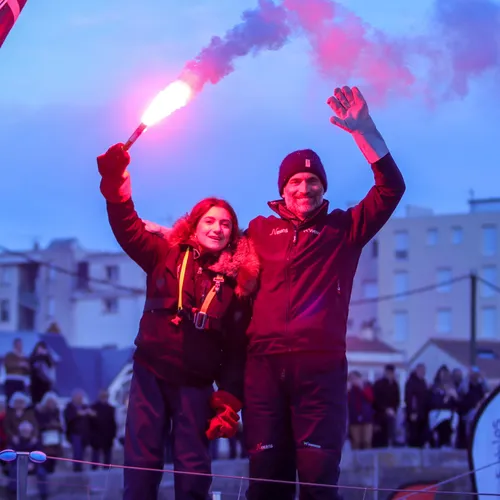 Fabrice Amedeo profite avec sa fille, fumigène à la main, lors de la traversée du chenal.