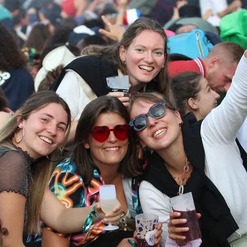 Un groupe de copines festivalières profite du concert de Jahneration.