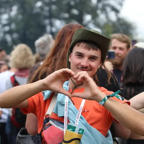 Les festivaliers déjà conquis devant Zaho de Sagazan.