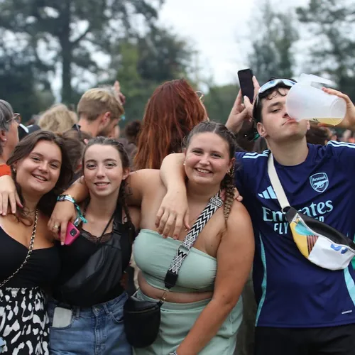 Des festivaliers (ici à droite) ont déjà adopté la banane, fabriquée avec les ex bâches du festival.