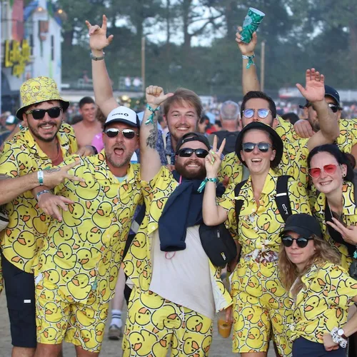 Quoi de mieux pour se repérer dans la foule, que ce petit look canard ?