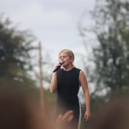 Zaho de Sagazan a chanté son fameux titre "La symphonie des éclairs".