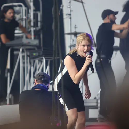 La chanteuse Zaho de Sagazan a fait danser les festivaliers en début de soirée.