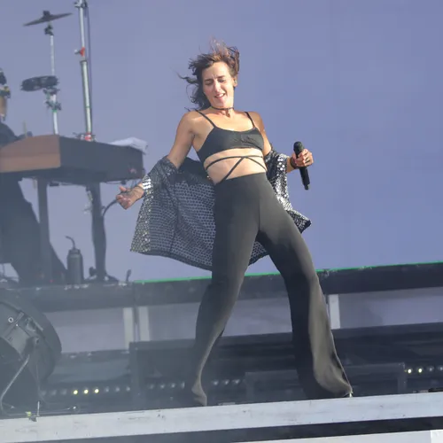 Juliette Armanet a enflammé le V and B Fest 2023 avec beaucoup d'énergie sur scène.