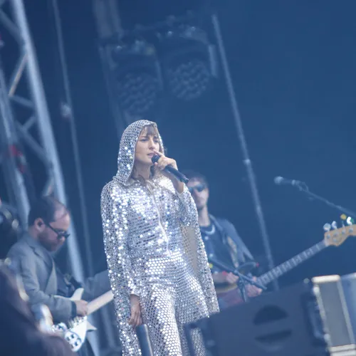 Tenue disco pour Juliette Armanet.