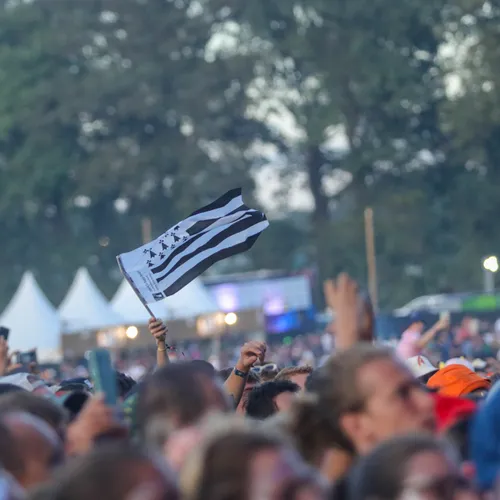 Le drapeau breton en hommage aux origines du groupe.