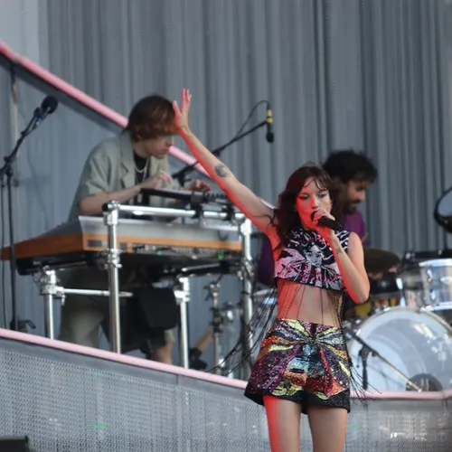 Devant un public de tous les âges, Jain a chanté "Makeba", "Come", ou "Alright".