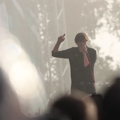 La pluie a émaillé le concert de Phoenix, mais pas découragé un public nombreux.