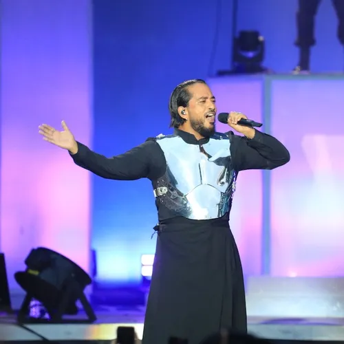 Slimane a chanté ses tubes repris en choeur par le public (photo Fabien Gohier).