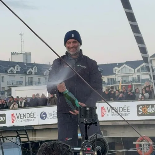 Fabrice Amedeo a sabré le champagne devant la foule des Sables d'Olonne.