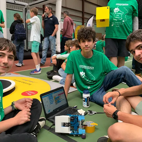 Bartholomée, Mahé et Esteban ajustent leur robot pour les combats de Sumo