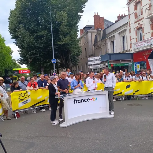 Le plateau de France TV à Angers. On entend quelques "on t'aime Jaja!" parmi les spectateurs.