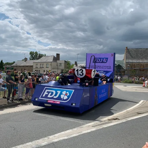 Un char de la caravane du Tour de France Femmes 2025.