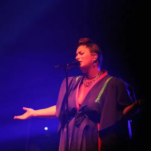 Sur scène, la chanteuse Lili Poe, qui fait aussi partie du Worackls orchestra.