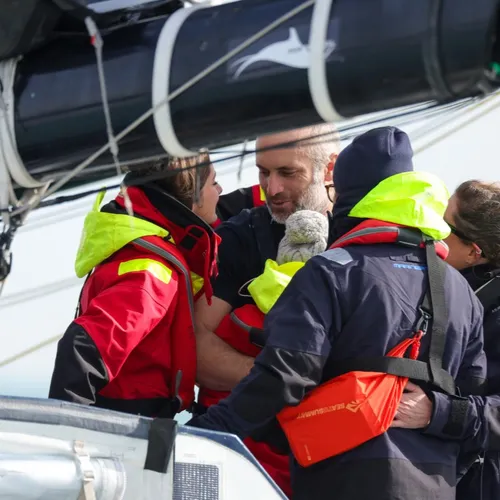 L'émotion de Fabrice Amedeo qui a pu retrouver sa femme et ses trois filles.
