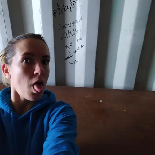 Elle se construit une maison en containers...