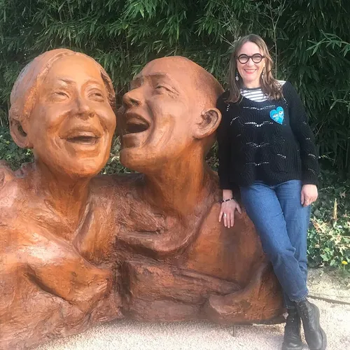 Une sculptrice pleine de sourires !